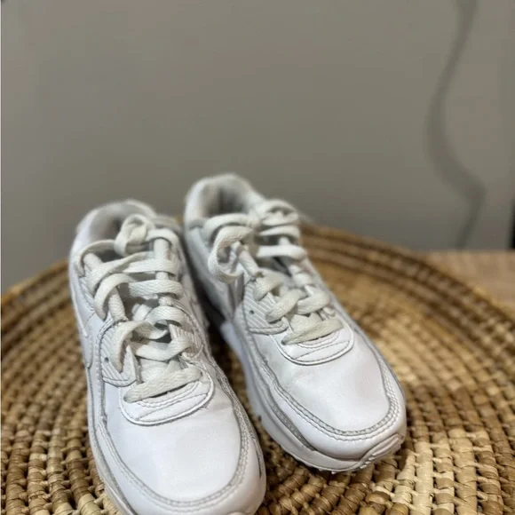 Kid white Nike air maxes - Picture 5 of 7